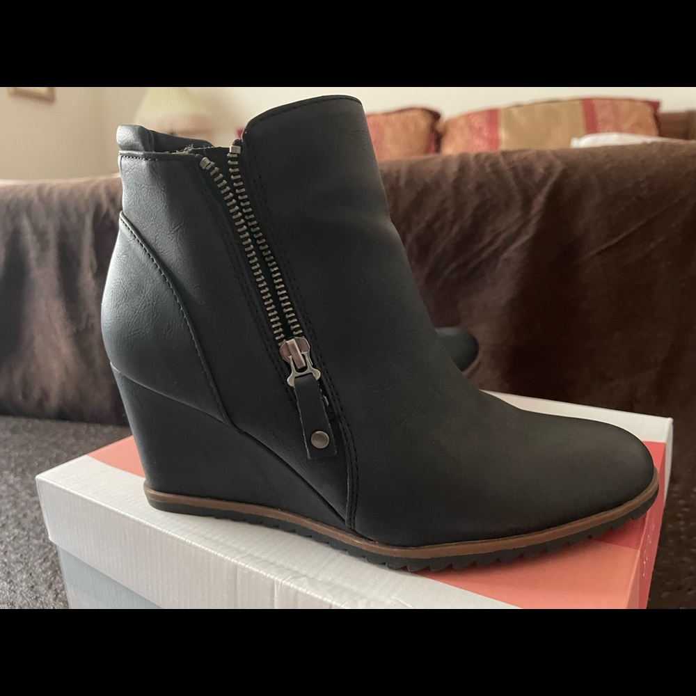 Worn Once! Super Comfortable And Very Stylish. - image 2